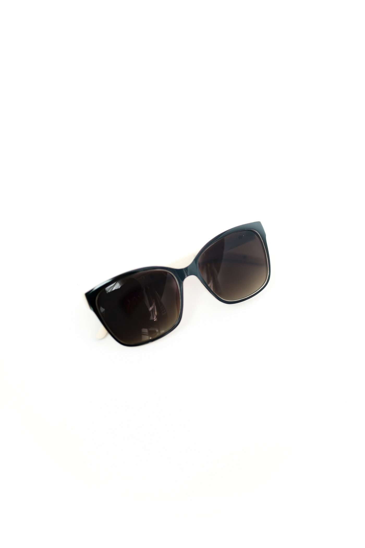 UV 400 protection classic fit sunglasses. Gold accent on the side, comes in black, toroishell, brown or beige.