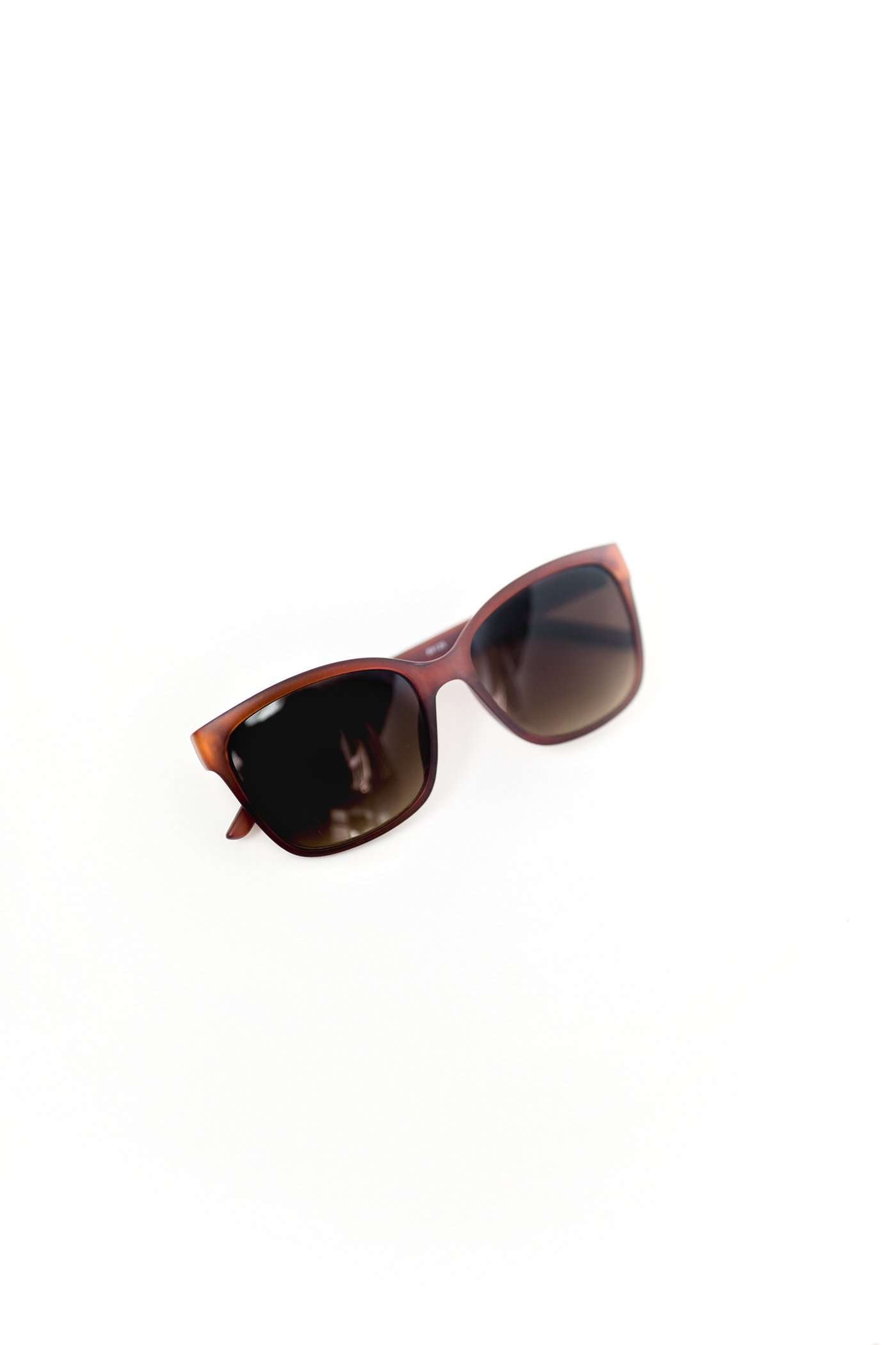 UV 400 protection classic fit sunglasses. Gold accent on the side, comes in black, toroishell, brown or beige.