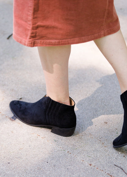 v cute suede black bootie