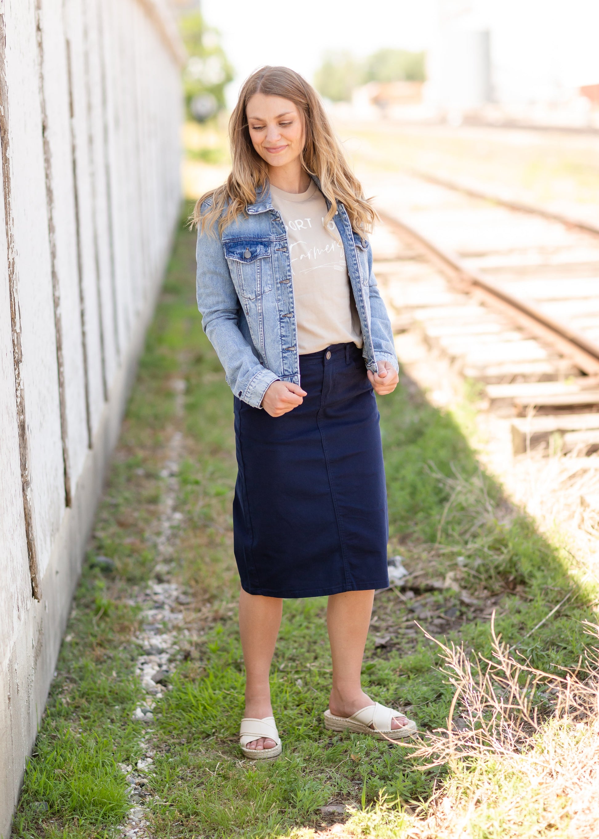 Fashionable, classic, soft and comfortable - no wardrobe essential is more of a style hero than this casual Light Wash Denim Jean Jacket. Pair this jacket with any bottoms, a basic tee, or cute blouse for a style that suits all. Made from soft 100% cotton fabric this denim jacket is designed to comfort all-day.